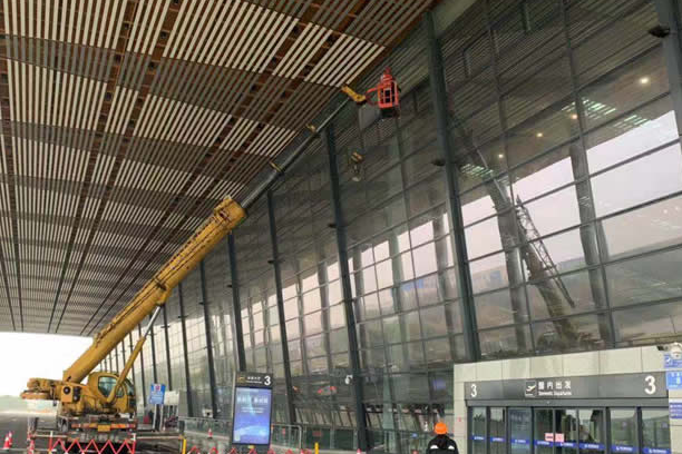 英德玻璃幕墙维护和保养